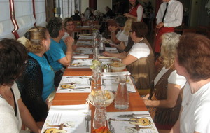 Une partie de la troupe de L'Ass. Oh Country ! à table pour déjeuner avant le spectacle.